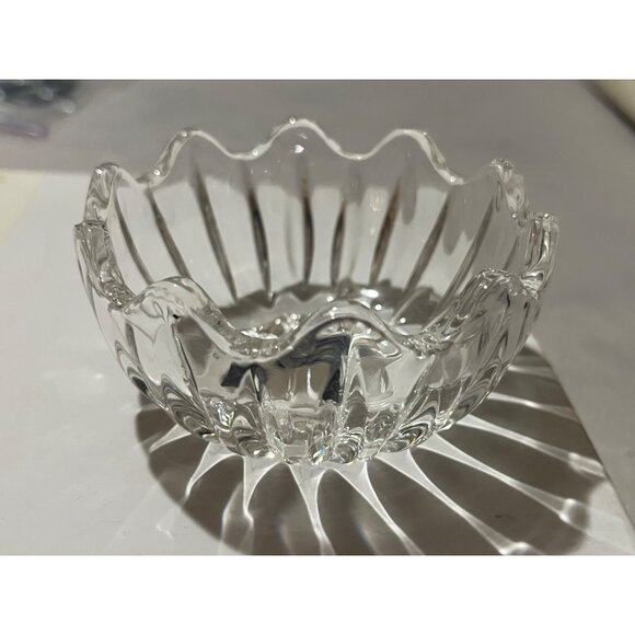 24% Lead Crystal Bowl Made In Yugoslavia With Scalloped Edge & Cut Design vintag - Picture 2 of 5